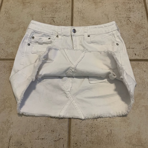 American Eagle Outfitters White Distressed Denim Mini Skirt - Size 6 Regular - Picture 6 of 8